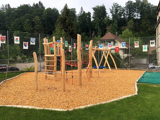 Spielplatz mit zertifizierten Holzschnitzel als Fallschutz