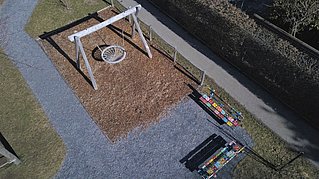 Spielplatz mit Holzschnitzel als Fallschutz
