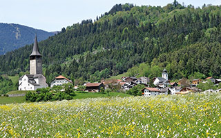 Dorf in Schweizer Gebirgslandschaft