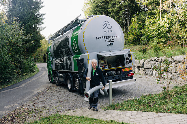 Silofahrzeug und Chauffeur mit Schlauch