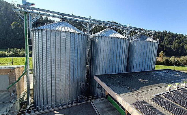 Ansicht Gebäude mit den drei Silos