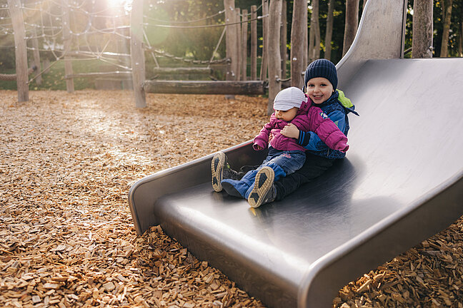 Kinder auf der Rutsche