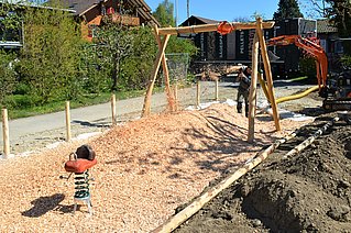 Holzschnitzel auf einen Spielplatz pumpen mit Lastwagen