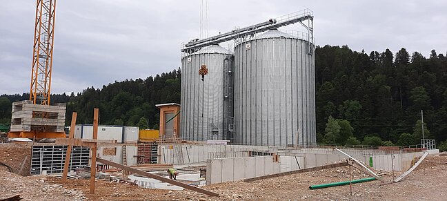 Einstellhalle mit Pelletssilo
