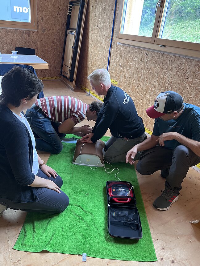 Üben der Herz-Druck-Massage inkl. Beatmung an der Puppe