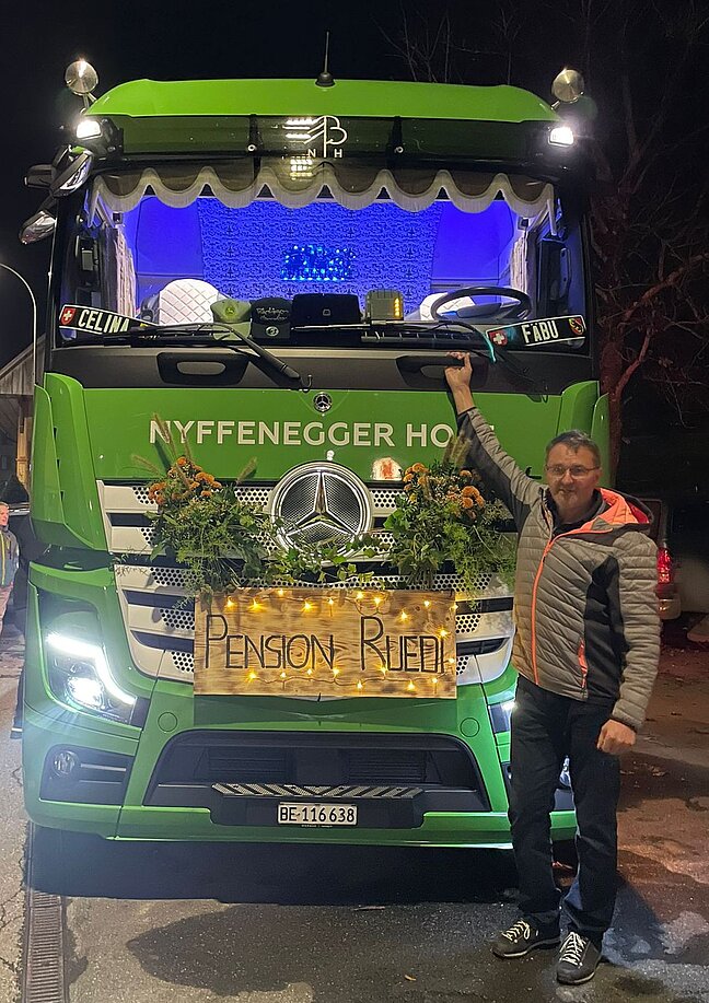Beleuchteter Lastwagen mit Jubilar