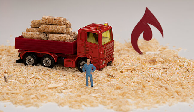 Spielzeuglastwagen mit Holzpellets
