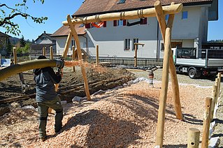 Holzschnitzel auf Spielplatz pumpen mit Lastwagen