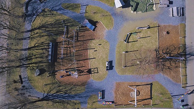 Spielplatz mit Holzschnitzel als Fallschutz