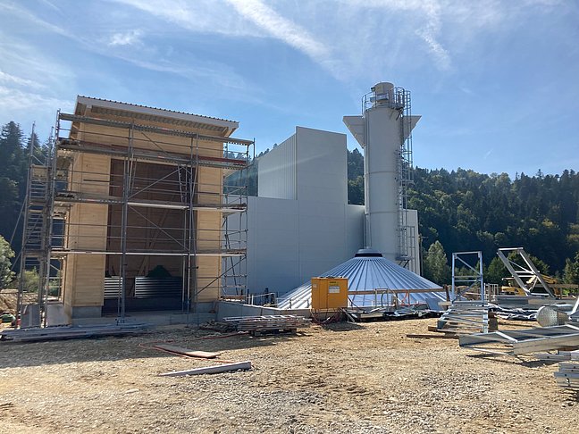 Das Ablade- und Verladehaus steht. Nun werden die Pellet-Silos gebaut