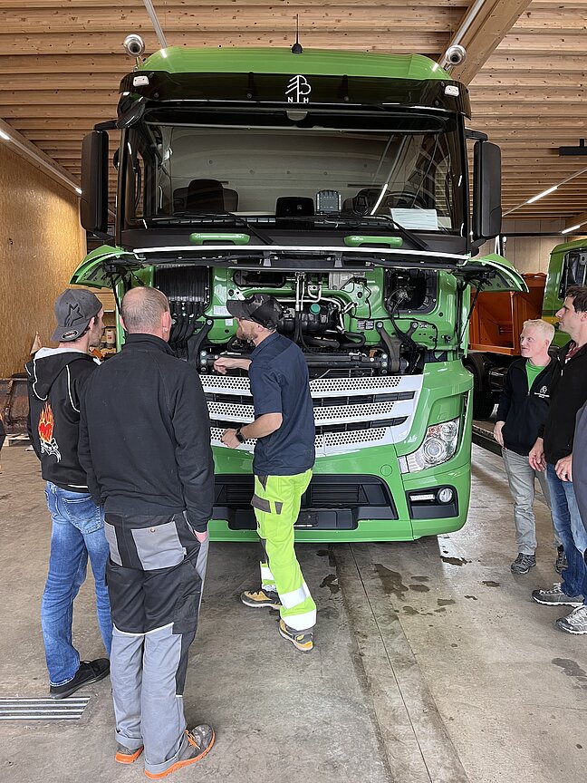 Wo werden die verschiedenen Flüssigkeiten beim Lastwagen eingefüllt