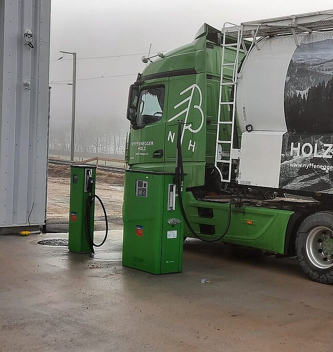 Tankstelle mit Lastwagen