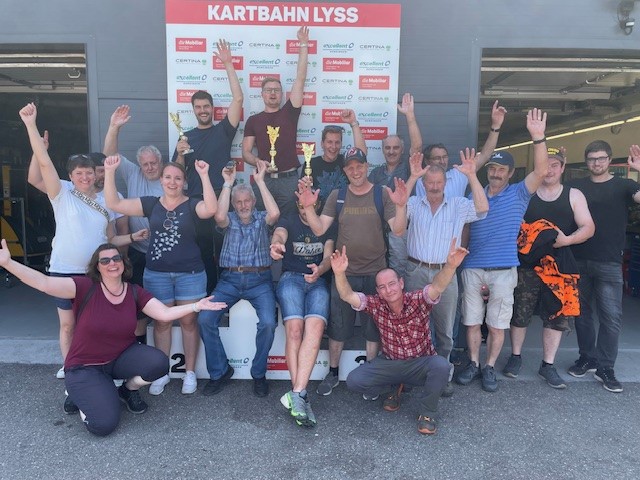 Teamfoto bei Kartbahn